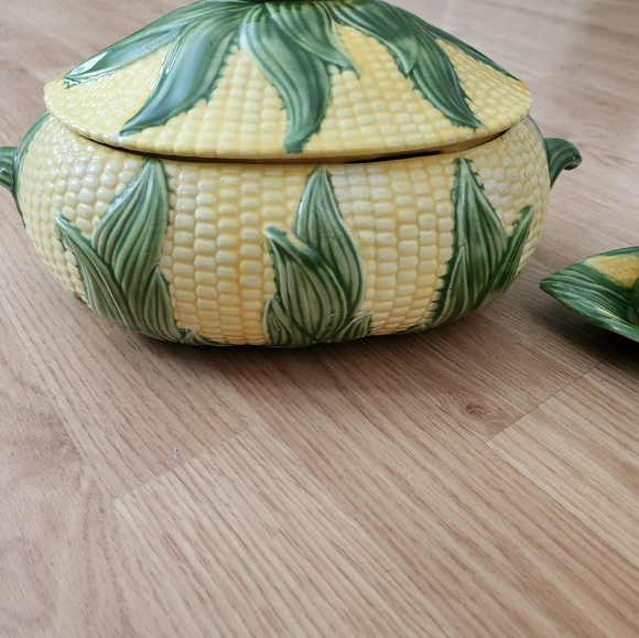 Vintage corn soup tureen/casserole dish with matching salt and pepper shakers - Picture 6 of 6